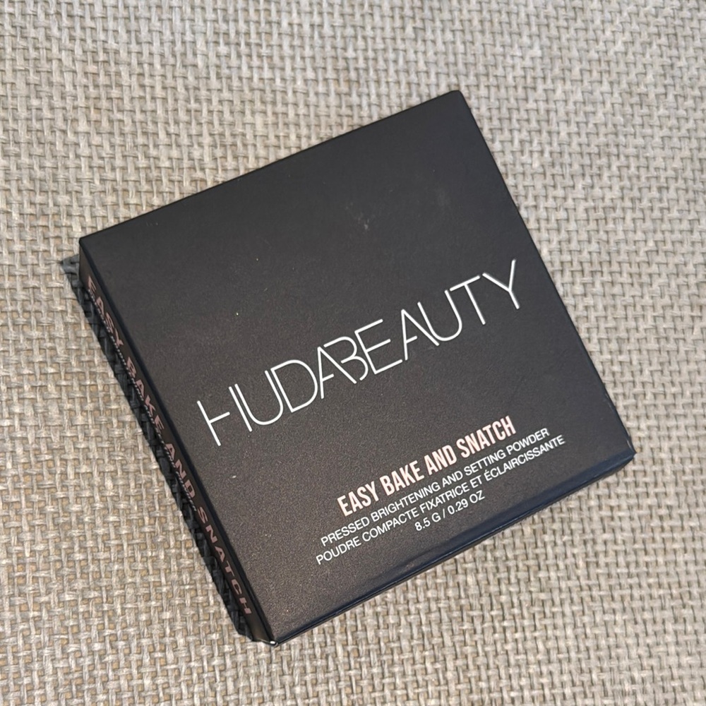 HUDA BEAUTY easy bake and snatch pressed brightening and setting Powder